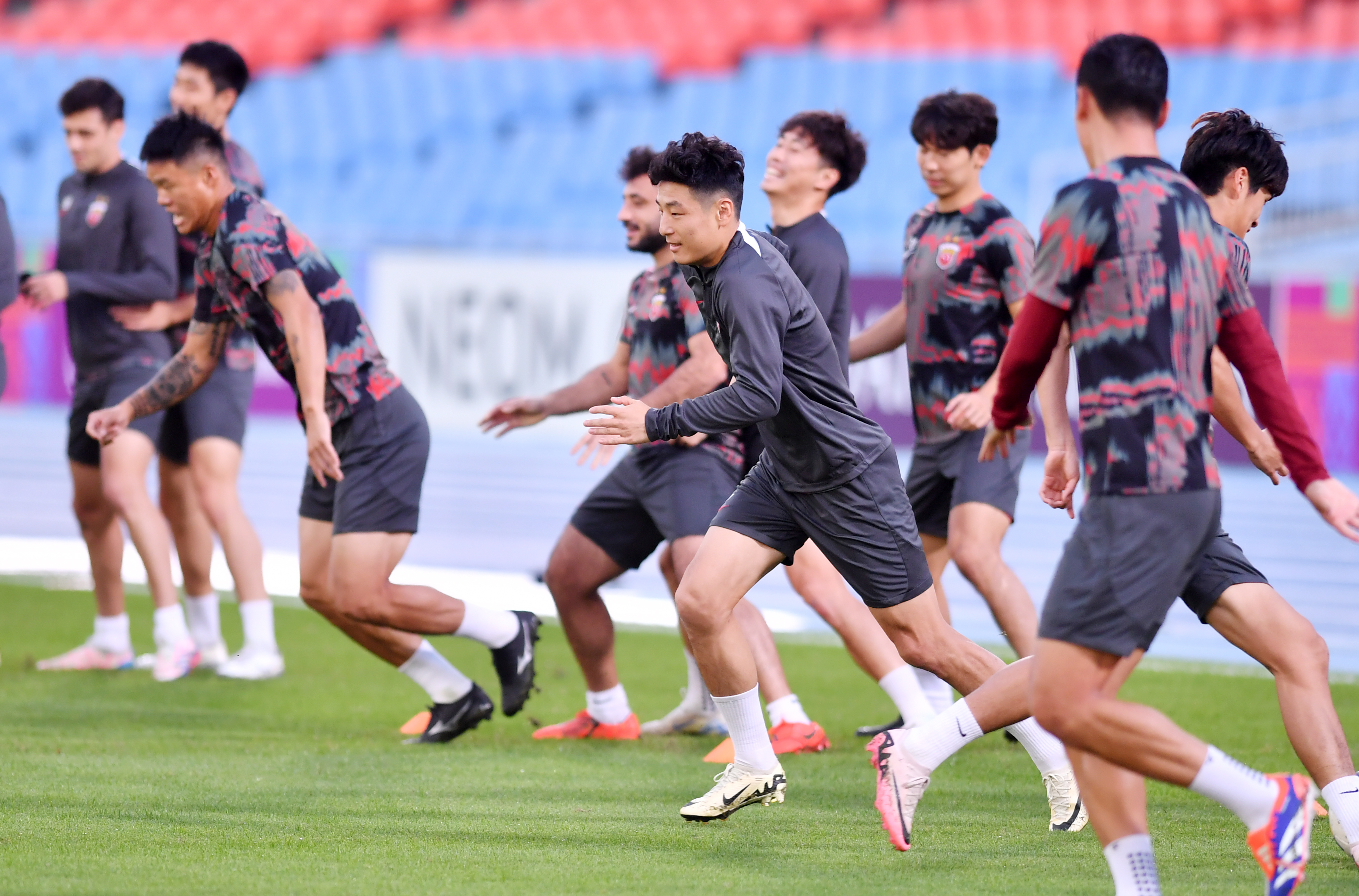 开云sports -上海海港训练开放日，清晨内部沟通引欢呼，全明星赛在即，高层口径保持一致(上海海港足球俱乐部官网)