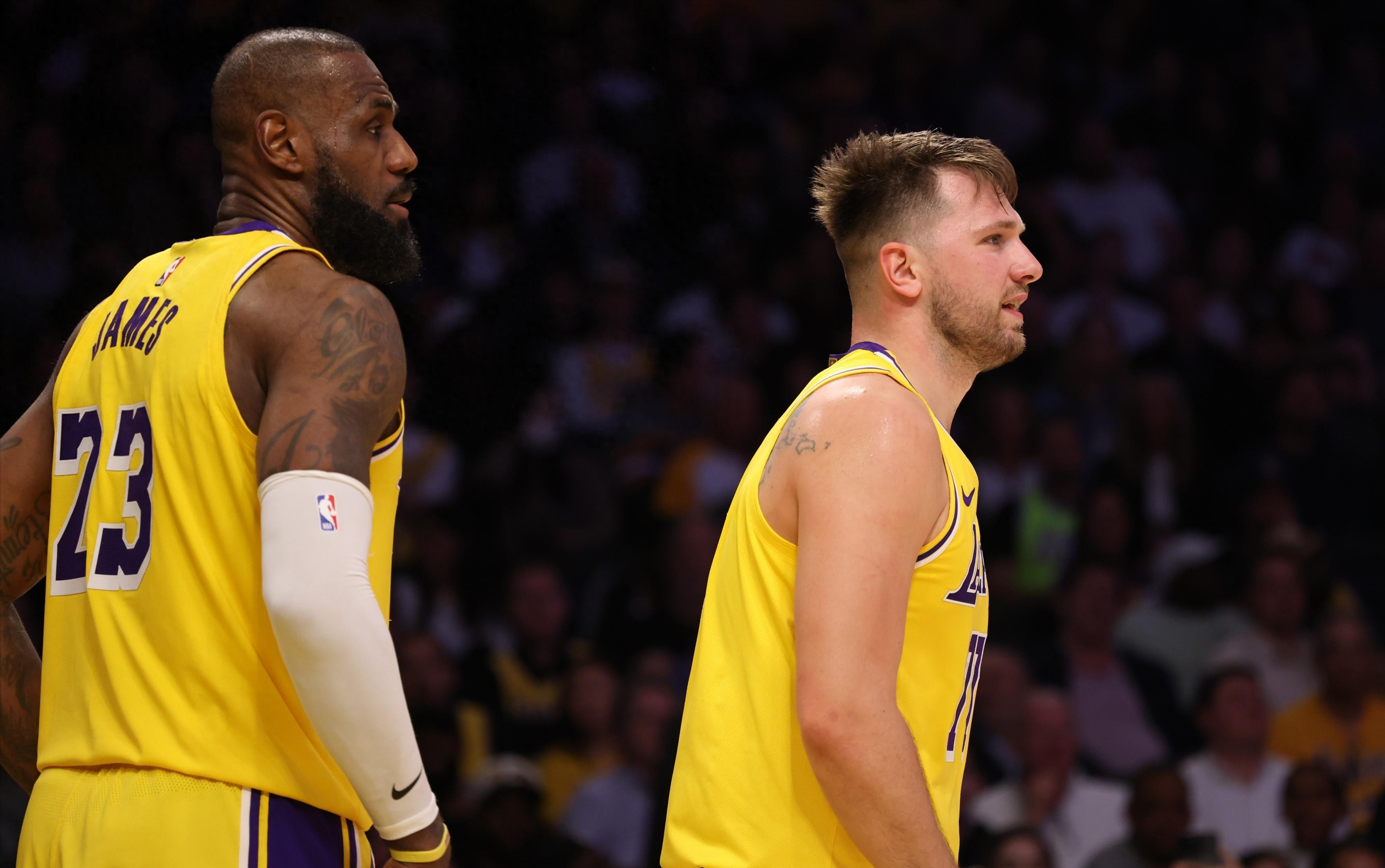 开云sports -洛杉矶湖人训练开放日；清晨内部沟通引欢呼；德国杯在即；赛程密集仍需轮换 